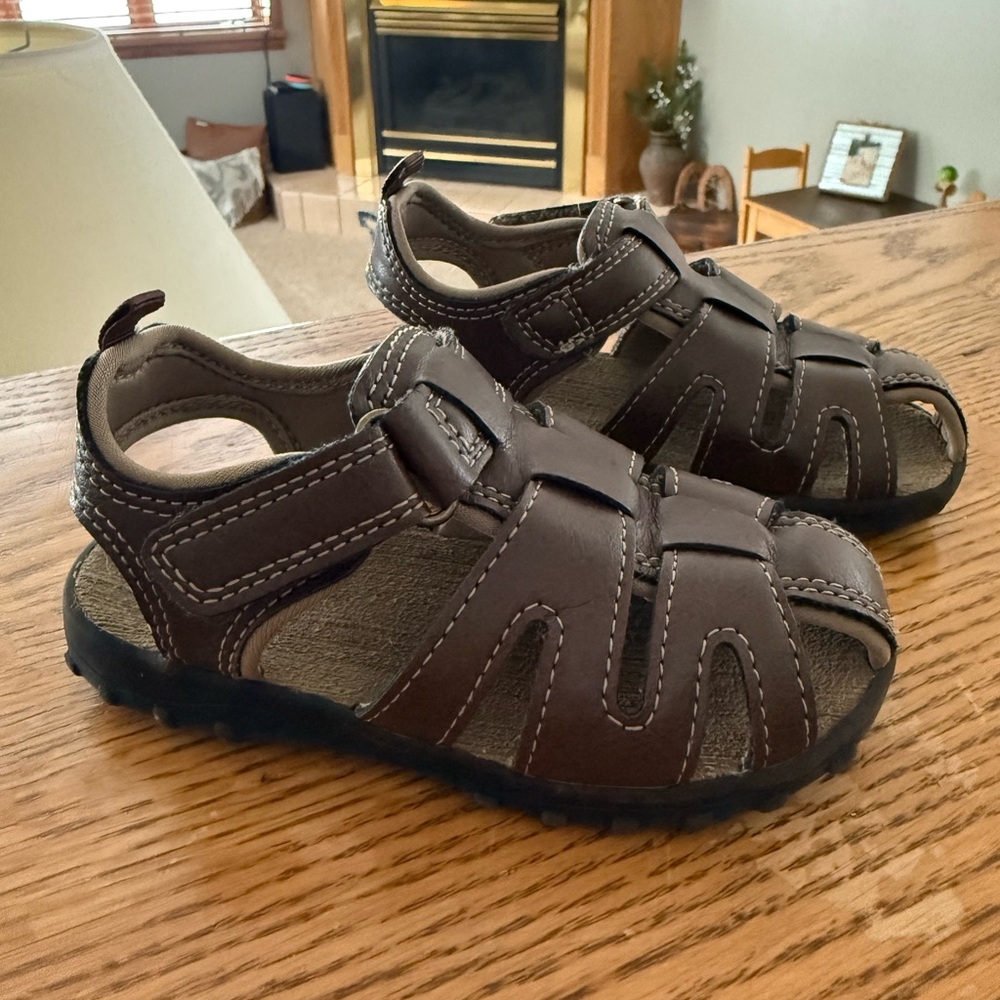 Toddler sandals size 8, great condition.